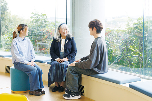 安部恵美子学長と学生の談笑している写真
